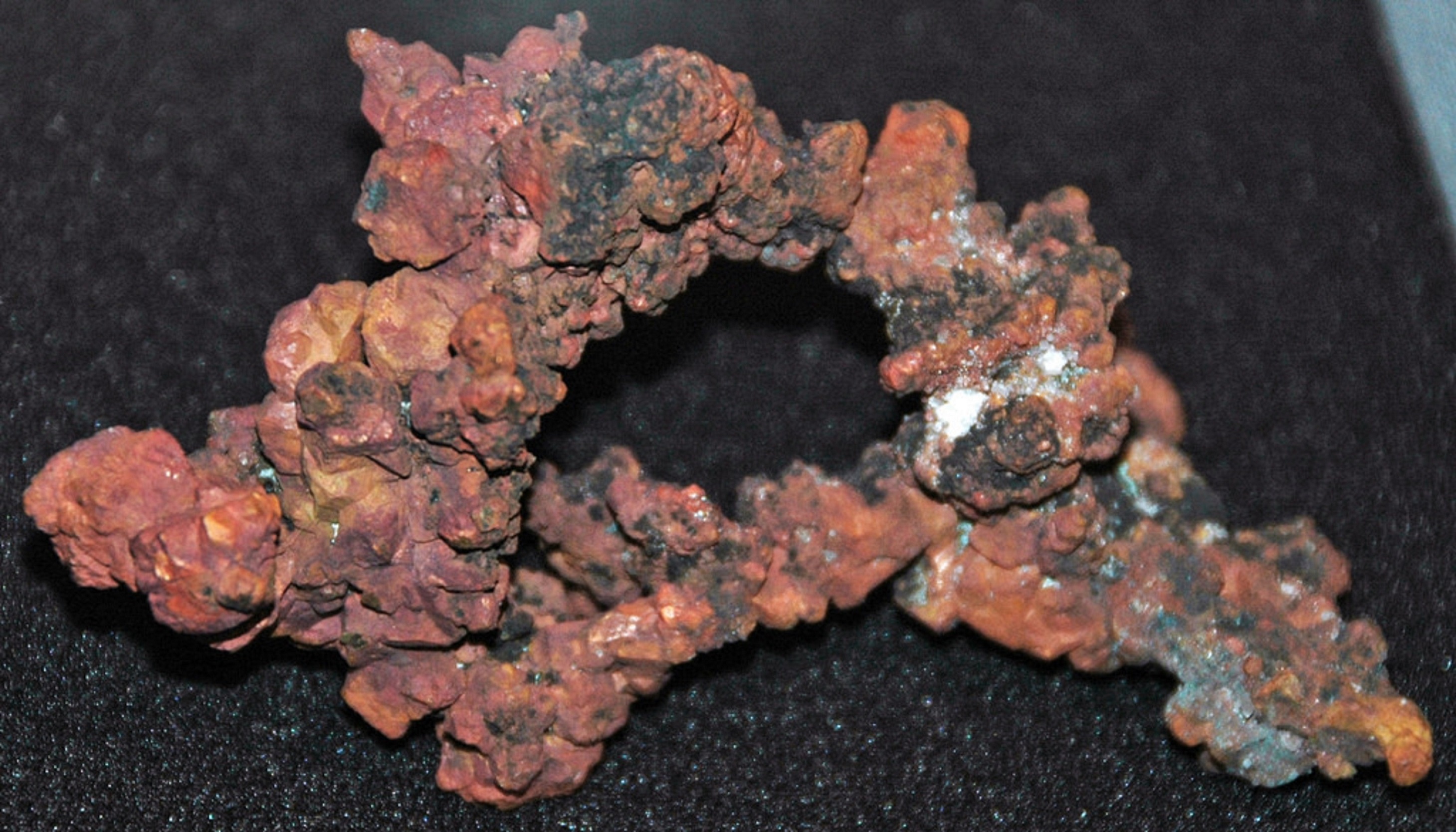 Медные руды полезное ископаемое. Виды медных руд. Медные руды какие. Медь минерал излом. Минералы содержащие медь.