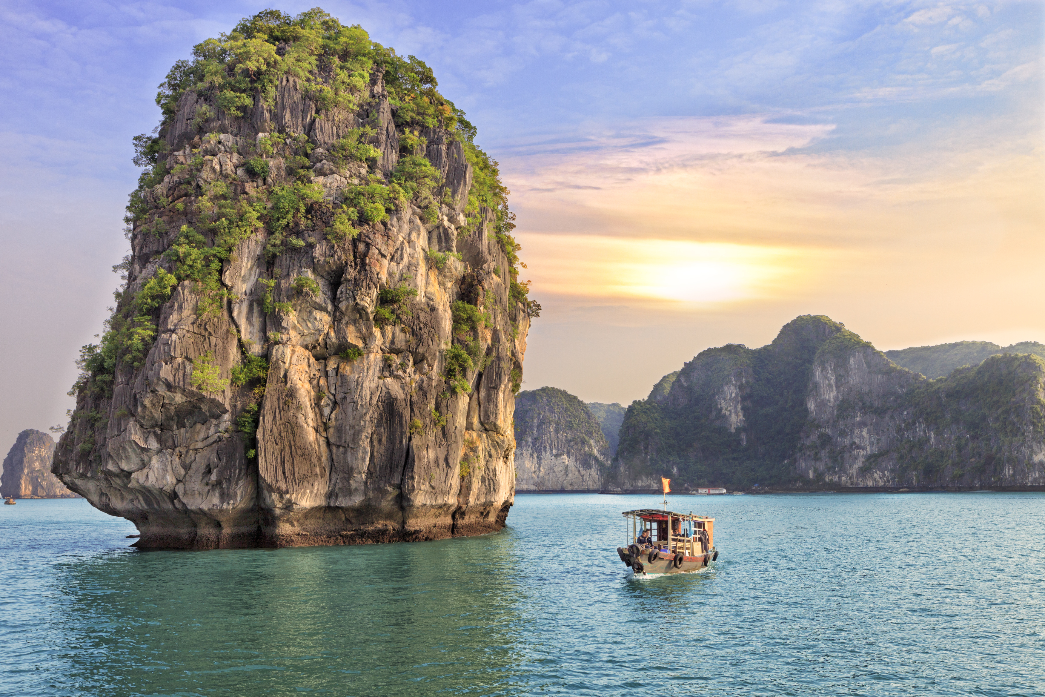 Вьетнам. Бухта Халонг. Халонг Вьетнам. Вьетнам Halong Bay. Скалы бухты Халонг.